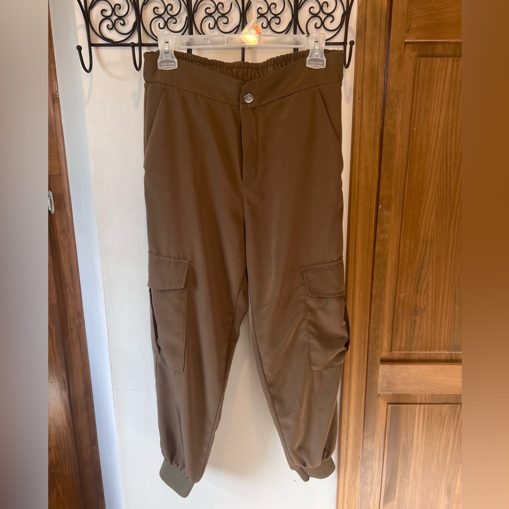 Women’s Zara Olive green Cuffed Cargo pants. #cargopants #zara #olive #fall